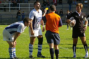 El arbitro, Iaki Vergara, muestra tarjeta amarilla al primera lnea avilesino Carlos